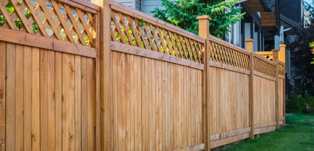 Wooden Privacy Fence With Lattice Design